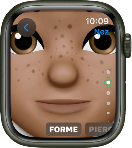 L’app Memoji sur l’Apple Watch affichant l’écran de modification du nez. Il y a un gros plan sur le visage, centré sur le nez. Le mot Forme s’affiche en bas.