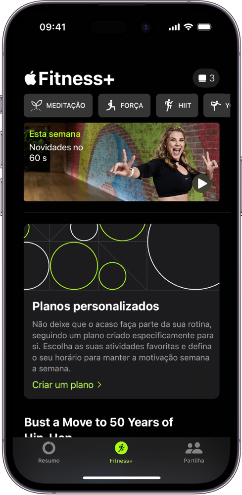 O ecrã de Apple Fitness+ a mostrar, da esquerda para a direita, diferentes tipos de treinos na primeira linha. Por baixo encontra-se “Esta semana”. Por baixo encontra-se a área “Plano personalizado”.