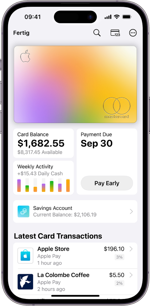 Apple Card in der App „Wallet“ mit der Taste „Mehr“ oben rechts. Unter dem Bild der Karte wird der Saldo der Karte, die wöchentliche Aktivität und die Taste für Zahlungen angezeigt. Unten befinden sich der aktuelle Kontostand des Savings-Kontos und die letzten Kartentransaktionen.