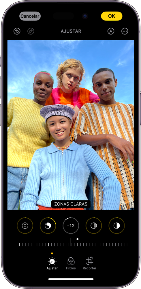 La pantalla de edición en la app Fotos. Hay una foto en el centro de la pantalla. Debajo de la foto se muestran los botones de edición; “Zonas claras” está seleccionado. Debajo de los botones de edición hay un regulador para ajustar los niveles de las zonas claras. Debajo del regulador, de izquierda a derecha, se encuentran los botones Ajustar, Filtros y Recortar. El botón OK está en la esquina superior derecha.