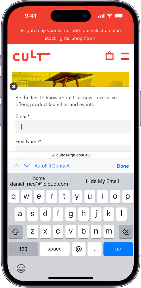 Veebisait on avatud kontakti lehelt ning lisatakse e-posti aadressi. Klaviatuur on avatud. Klaviatuuri kohal on funktsiooni AutoFill kaks valikut: lisage tegelik e-posti aadress või looge veebisaidi jaoks Hide My Emaili aadress.