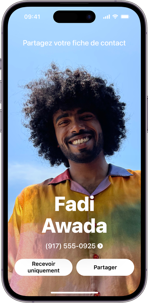 Écran NameDrop affichant le nom et le numéro de l’utilisateur. En dessous se trouvent les boutons « Recevoir uniquement » ou « Partager ».