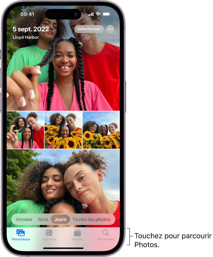 La présentation Jours de la photothèque est affichée. Une sélection de vignettes de photos remplit l’écran. En haut à gauche de l’écran se trouvent la date et l’emplacement des photos prises. En haut à droite se trouvent les boutons Sélectionner et « Plus d’options » pour partager les photos et afficher les détails. Sous les vignettes se trouvent des options de présentation de la photothèque : Années, Mois, Jours et « Toutes les photos ». Les boutons Photothèque, « Pour vous », Albums et Rechercher figurent en bas de l’écran.
