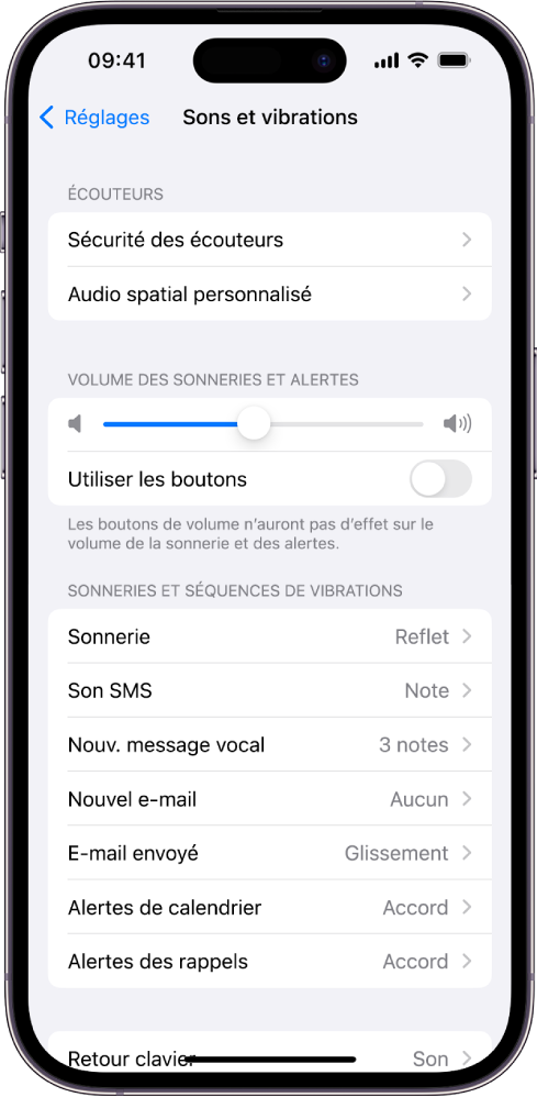 L’écran « Sons et vibrations » dans Réglages. Les options à l’écran sont, de haut en bas, Écouteurs et « Sécurité des écouteurs », « Volume des sonneries et alertes » avec un curseur permettant de régler le volume et une option permettant de modifier le volume à l’aide de boutons, et « Sons et séquences de vibrations », avec les options Sonnerie et « Son SMS ».