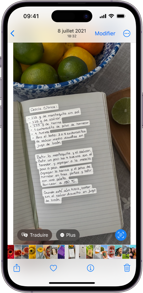 Une photo est affichée en plein écran. Le texte écrit à la main est mis en évidence sur la photo. En bas de l’écran se trouvent les boutons Traduire, Plus et Texte en direct. Le bouton « Texte en direct » situé dans le coin inférieur droit de l’écran est sélectionné.