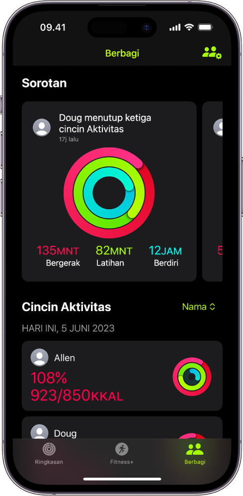Layar Berbagi Kebugaran, dengan cincin aktivitas dan sorotan aktivitas yang dibagikan di antara seseorang dan temannya.