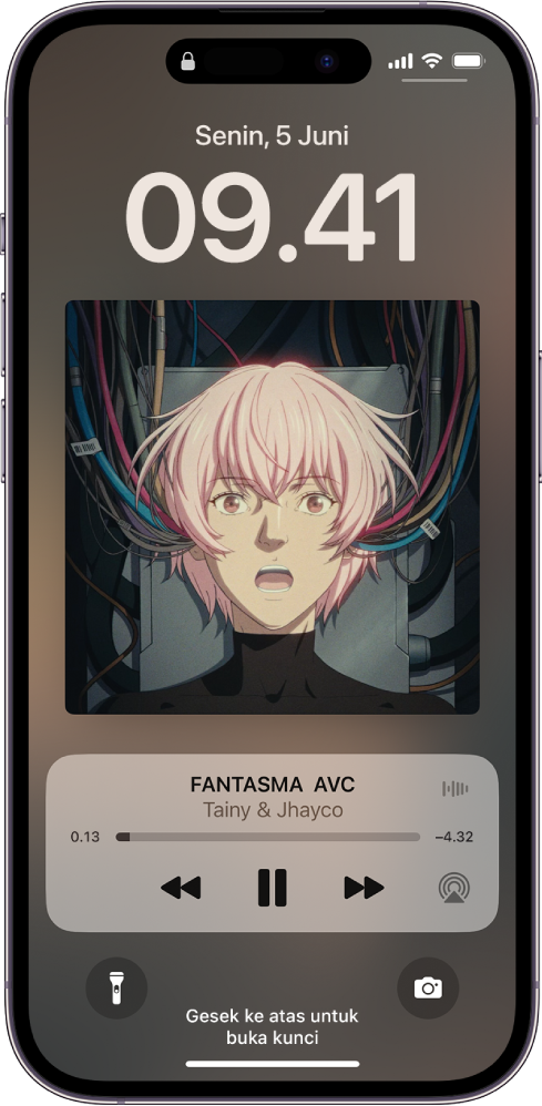 Layar Terkunci menampilkan gambar album dan di bawahnya kontrol untuk musik yang diputar di perangkat jarak jauh.