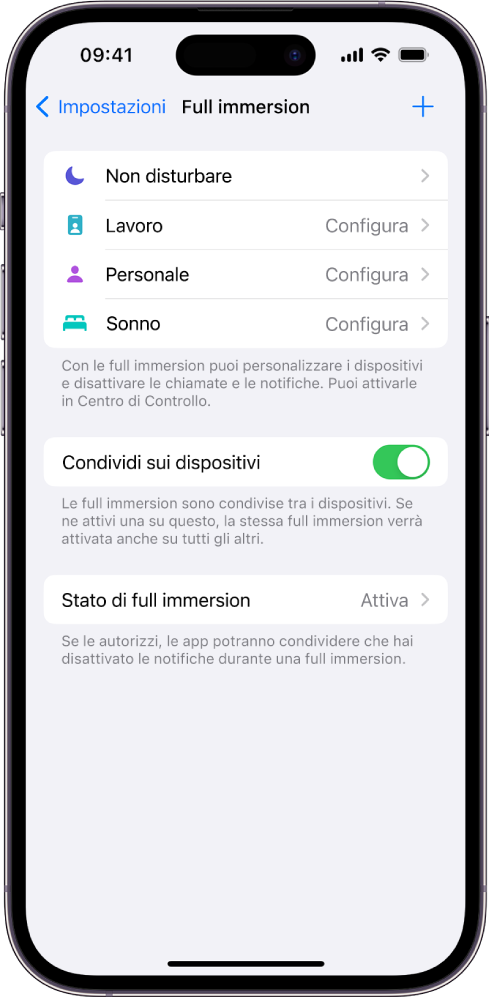 Una schermata che mostra quattro opzioni di full immersion preimpostate: “Non disturbare”, Personale, Sonno e Lavoro. Il pulsante “Condividi sui dispositivi” ti consente di utilizzare le stesse impostazioni di full immersion su tutti i dispositivi Apple in cui hai effettuato l’accesso con lo stesso ID Apple.