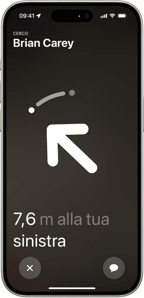 Il nome di una persona che viene cercata tramite “Posizione precisa” nell’angolo in alto a sinistra e una freccia che punta verso la sua direzione con una stima della distanza. Nella parte inferiore dello schermo sono presenti i pulsanti per chiudere “Posizione precisa” e inviare un messaggio alla persona.
