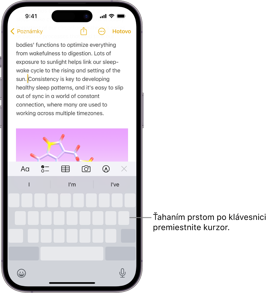 V apke Poznámky je otvorený dokument. Dotyková klávesnica v spodnej polovici obrazovky je v režime trackpadu.