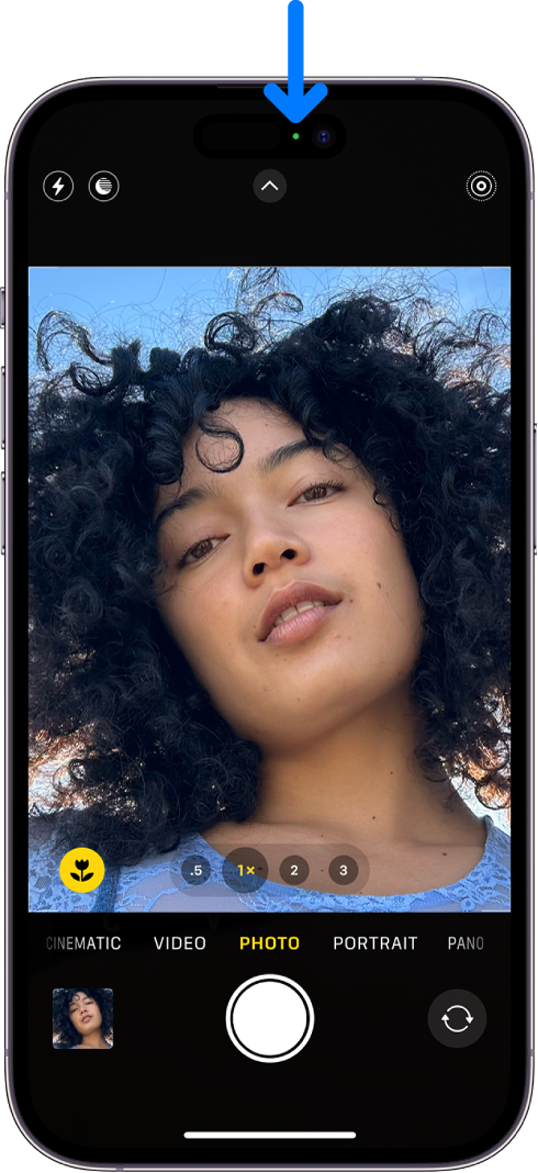 Ekrani për Camera në modalitetin Photo. Një dritë treguese jeshile në pjesën e sipërme në qendër tregon se kamera është në përdorim.