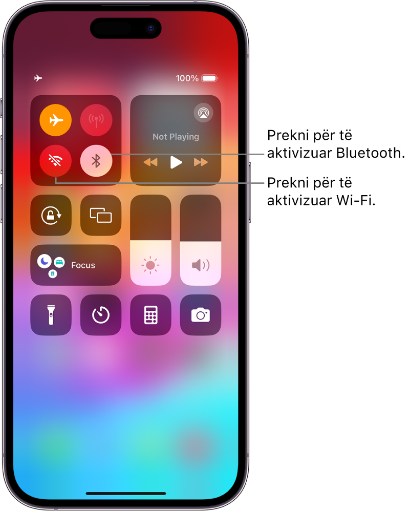 Control Center me modalitetin e aeroplanit të aktivizuar, që tregon se Wi-Fi dhe Bluetooth janë joaktivë. Butonat për aktivizimin e Wi-Fi dhe Bluetooth janë pranë këndit lart majtas të Control Center.