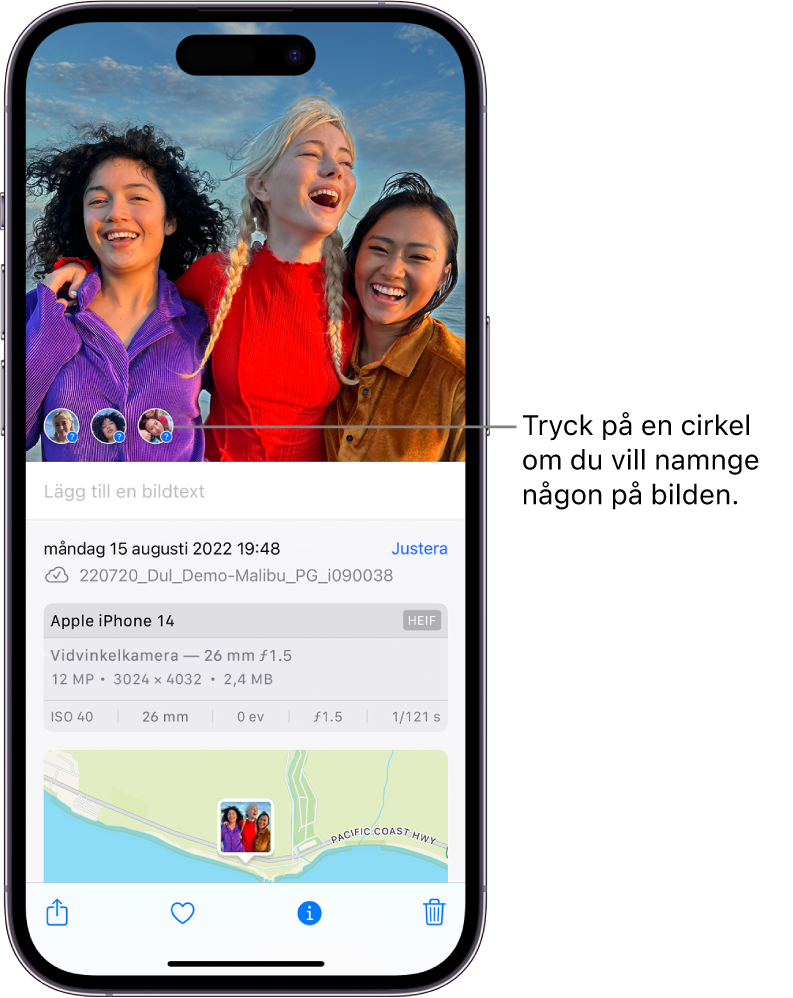 Den övre halvan av iPhone-skärmen visar en bild som är öppen i appen Bilder. Den nedre halvan av skärmen visar bildinformation som omfattar, från överst till nederst, datum och tid, filnamn, iPhone-modell och kamerainställningar samt en karta. Längst ned på skärmen finns, från vänster till höger, knapparna Dela, Favorit, Info och Radera. Knappen Info är markerad.