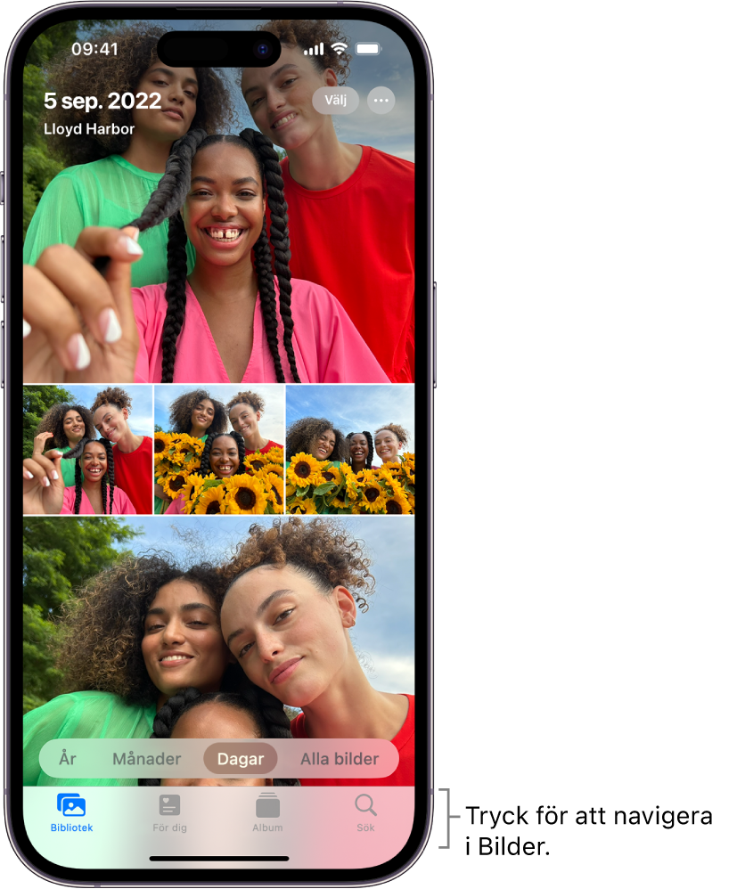 Bildbiblioteket i dagvyn. Ett urval bildminiatyrer fyller skärmen. Överst till vänster på skärmen visas datum och plats där bilderna togs. Överst till höger finns knapparna Välj och Fler alternativ för att dela bilder och visa detaljer. Under miniatyrbilderna finns alternativ för att visa bildbiblioteket efter År, Månader, Dagar och Alla bilder. Längst ned finns knapparna Bibliotek, För dig, Album och Sök.