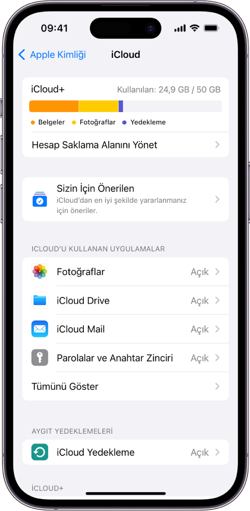 iCloud saklama alanı göstergesinin ve Fotoğraflar, iCloud Drive ve iCloud Mail de dahil olmak üzere iCloud ile kullanılabilecek uygulamaların ve özelliklerin bir listesinin gösterildiği iCloud ayarları ekranı.