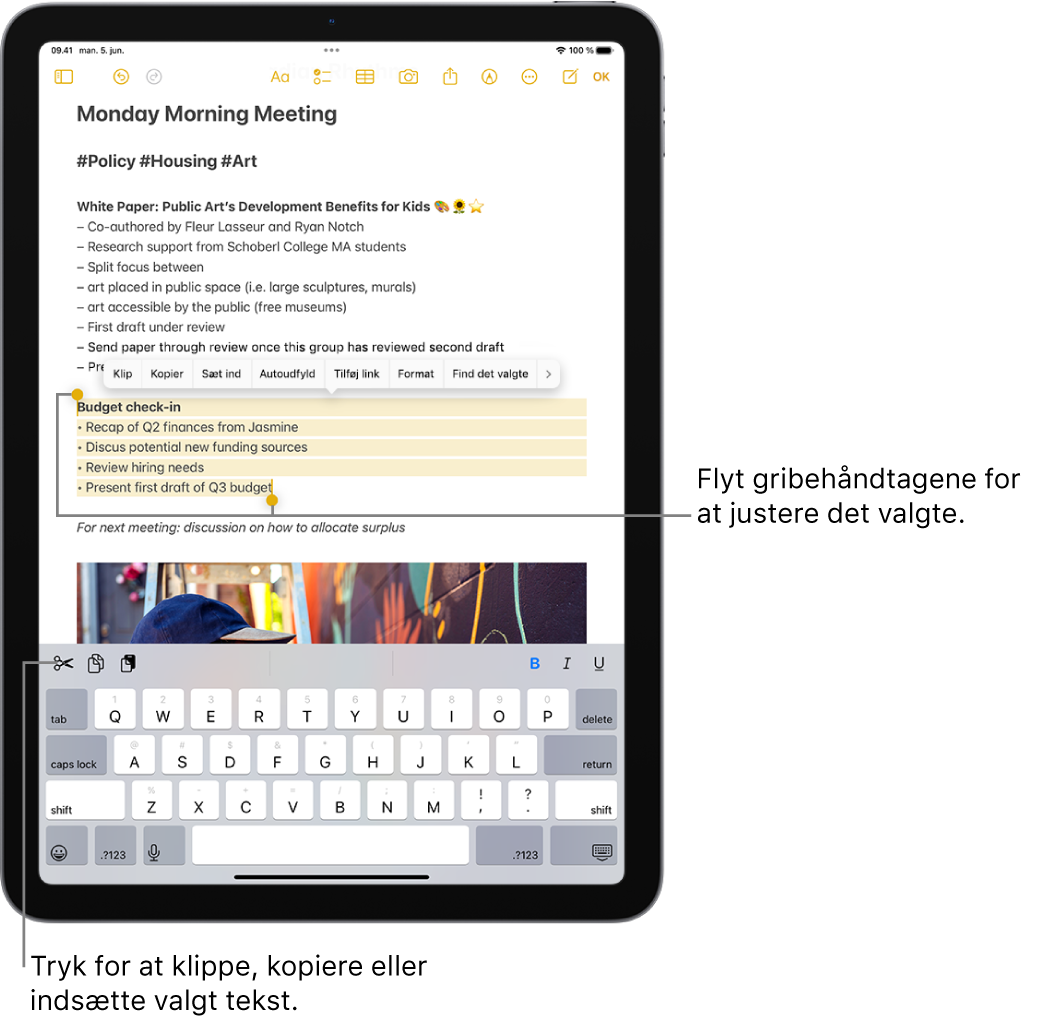 Tekst er valgt i en note i appen Noter. Over den valgte tekst er der en menu med knapper, herunder Klip, Kopier og Indsæt. Den valgte tekst er fremhævet, og der er gribepunkter til at justere markeringen i hver ende.