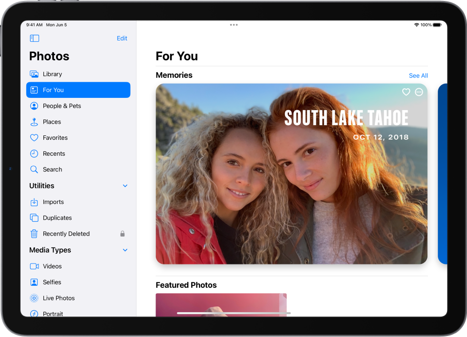 Rakenduse Photos küljeribalt on valitud For You. Ülejäänud ekraanil kuvatakse jaotisi Memories ja Featured Photos.