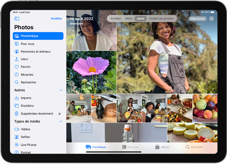 Sur le côté gauche d’un écran dans Photos se trouve une barre latérale. L’option Photothèque est sélectionnée. Le reste de l’écran montre la photothèque dans la présentation « Toutes les photos ». En haut à gauche de la photothèque se trouvent la date et l’emplacement des photos prises. En haut au centre se trouvent des options pour afficher les photos par Années, Mois, Jours et « Toutes les photos ». L’option Jours est sélectionnée. En haut à droite de l’écran se trouvent les boutons Sélectionner et Plus.