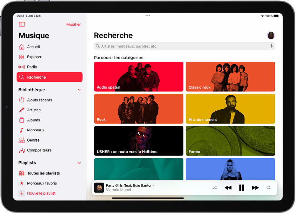 L’écran Rechercher affichant la barre latérale à gauche et un champ de recherche en haut à droite. La section « Parcourir les catégories » en dessous affiche plusieurs catégories. Le lecteur se trouve en bas à droite.