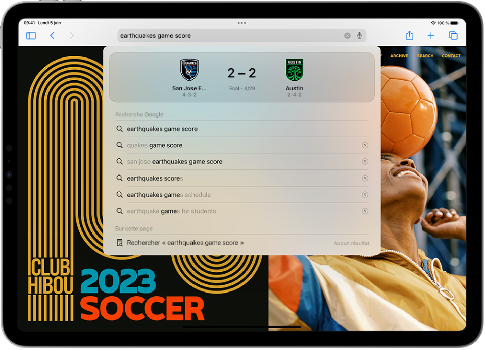 Une page web avec les mots « score du match des Earthquakes » saisis dans le champ de recherche. Le score du match se trouve en haut des résultats. En dessous figurent d’autres suggestions de recherche Google.