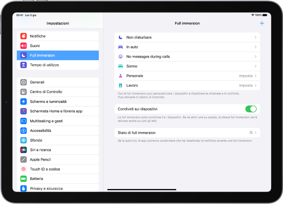 Una schermata che mostra sei opzioni di full immersion preimpostate: “Non disturbare”, Guida, “Nessun messaggio durante le chiamate”, Sonno, Personale e Lavoro. Il pulsante “Condividi sui dispositivi” è attivo, consentendo alle stesse impostazioni di full immersion di essere usate sui tuoi dispositivi Apple.