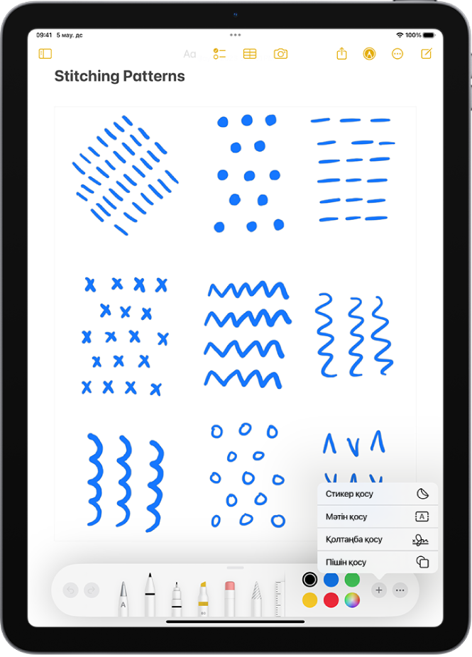 «Белгілеу» құралдар тақтасы «Ескертпелер» қолданбасындағы жазбаның төменгі жағында ашық және экранның төменгі оң жақ бұрышындағы «Қосу» түймесі таңдалған. Келесі опциялар «Қосу» мәзірінде қолжетімді: «Стикер қосу», «Мәтін қосу», «Қолтаңба қосу» және «Пішін қосу».