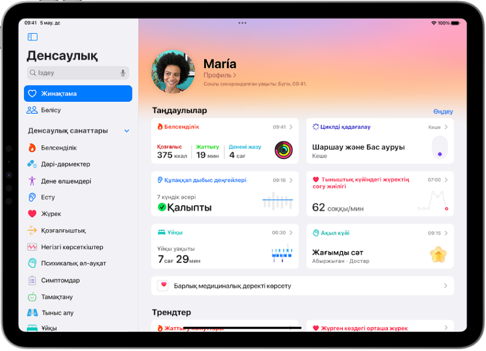 Әрекет, ұйқы, құлаққаптың дыбыс деңгейлері және т.б. көрсетіп тұрған «Денсаулық» қолданбасының «Жинақтама» экраны.