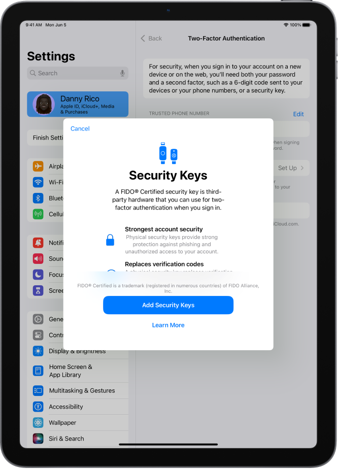 Security Keys sveiciena ekrāns. Netālu no apakšas atrodas poga Add Security Keys un saite Learn More. Virs tām ir paskaidrojuma teksts par drošības atslēgu izmantošanas priekšrocībām.