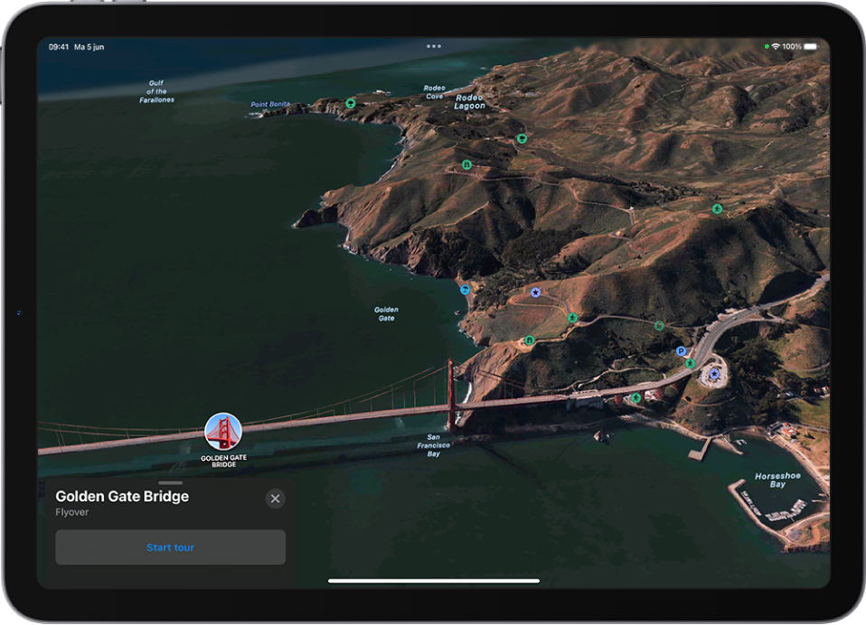 Een actieve Flyover-tour met een 3D-beeld van een oriëntatiepunt vanuit de lucht gezien, en een knop om de tour te starten.