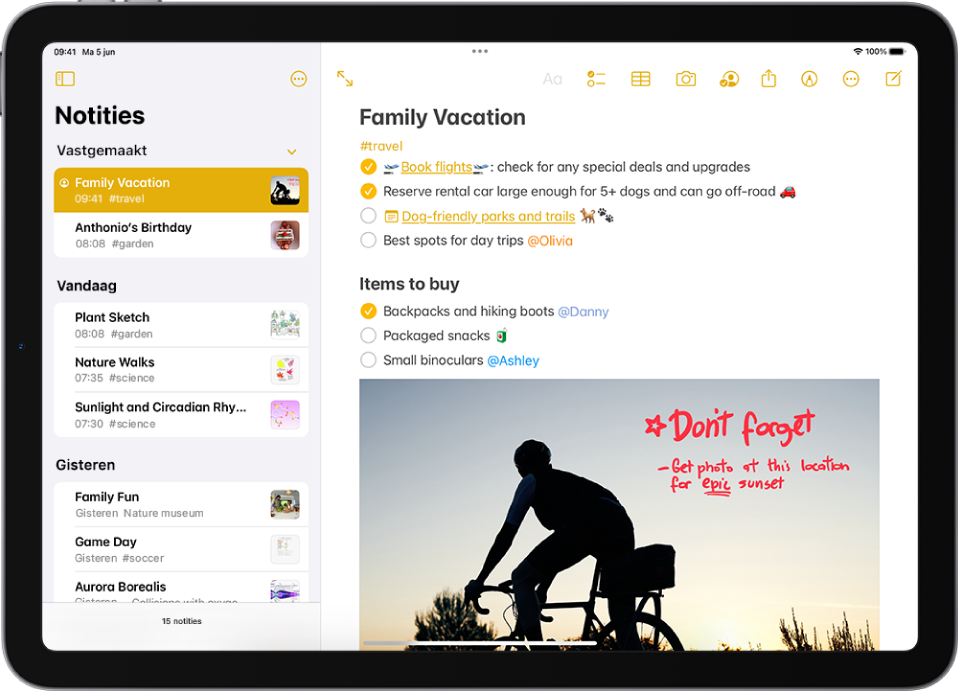 iPad in de liggende stand met op het scherm de geopende Notities-app. De navigatiekolom toont een lijst van notities, met bovenaan knoppen om de navigatiekolom te verbergen en de map te beheren. De geselecteerde notitie in de navigatiekolom is aan de rechterkant geopend en toont een takenlijst voor een gezinsvakantie. Boven de notitie staan knoppen om de notitie schermvullend weer te geven, de tekst op te maken, een checklist, tabel of foto toe te voegen, de notitie te delen, schrijfgerei weer te geven, de notitie te beheren en een nieuwe notitie aan te maken.