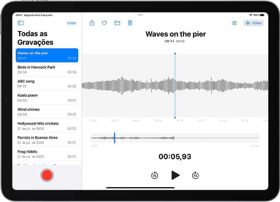 Uma gravação feita no Gravador. A lista de gravações está à esquerda, com uma gravação selecionada na parte superior. À direita, a forma de onda tem um cursor de reprodução que pode ser arrastado para um ponto especifico da gravação. Acima da forma de onda estão os botões Compartilhar, Favorita, Mover, Apagar, Ajustes de Reprodução e Editar. Os controles de Reprodução estão abaixo da linha do tempo.