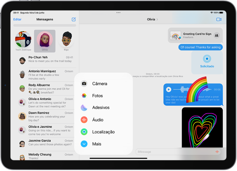 Depois de tocar no botão Apps em uma conversa no app Mensagens, uma lista de recursos para adicionar à mensagem aparece.