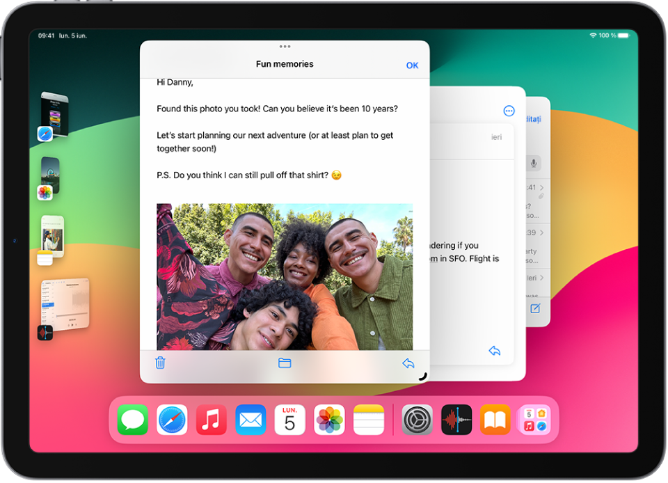 Ecranul unui iPad cu funcționalitatea Manager de scenă activată. Trei ferestre curente sunt grupate împreună în centrul ecranului, iar alte aplicații recente se află într‑o listă pe partea stângă a ecranului. Aplicațiile din Dock apar în partea de jos a ecranului.