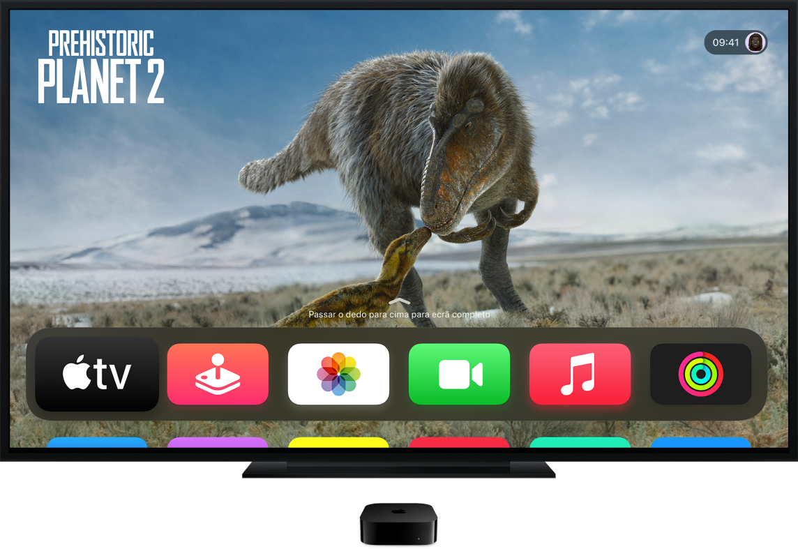 Apple TV ligada a um televisor, com o ecrã principal visível.