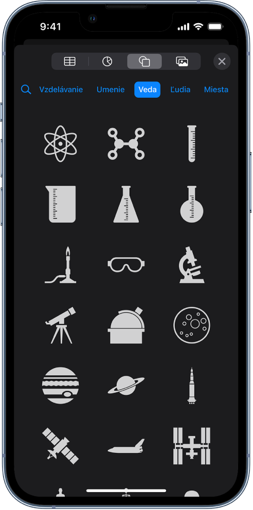 Menu Vložiť s tlačidlami v hornej časti na pridávanie tabuliek, grafov, tvarov a médií.