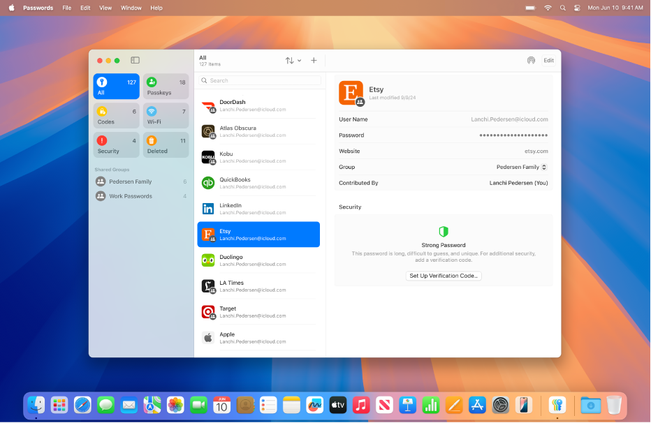 Ein Mac-Schreibtisch zeigt die App „Passwörter“.