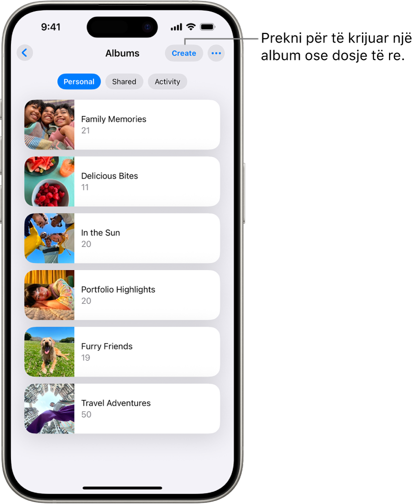 Albumet janë të hapura në aplikacionin Photos. Është zgjedhur skeda Personal; më poshtë është një listë e albumeve.
