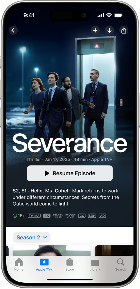Skeda e Apple TV+ që tregon një përmbajtje të veçuar të Apple Original me titullin, butonin Play dhe një përshkrim të episodit. Në pjesën e poshtme, nga e majta në të djathtë, ndodhen skedat Home, Apple TV+, Store, Library dhe Search.