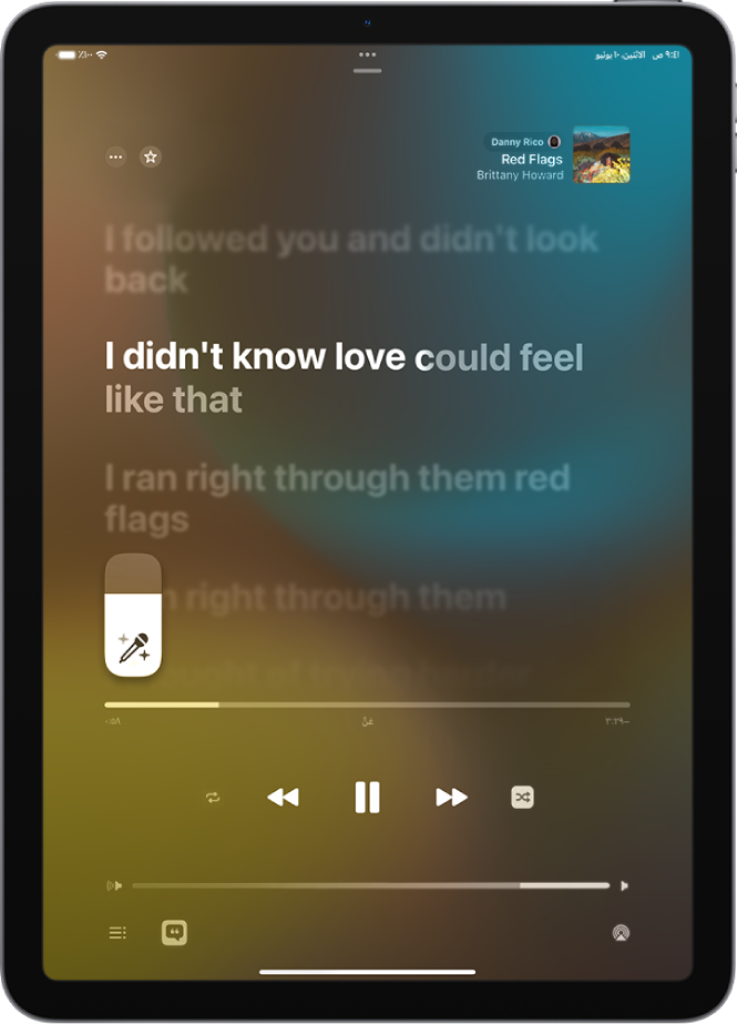 شاشة "قيد التشغيل" يظهر بها شريط تمرير Apple Music Sing على يسار كلمات الأغاني. يتم تمييز كلمات الأغنية الجاري تشغيلها حاليًا.