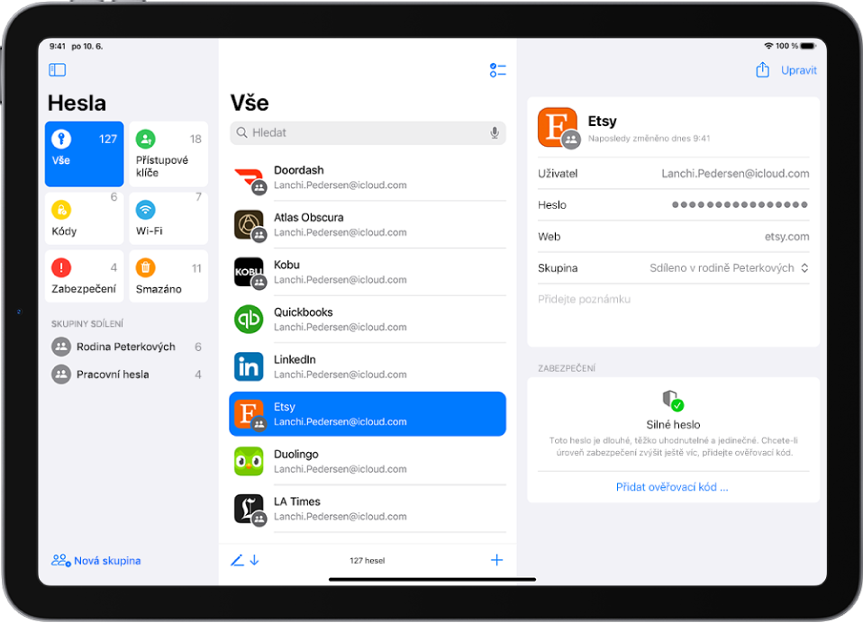 Hlavní obrazovka v aplikaci Hesla s typy hesel na bočním panelu vlevo (je vybraná položka Vše), seznamem všech účtů s hesly uprostřed (je vybraná položka Etsy) a podrobnými informacemi o účtu Etsy napravo