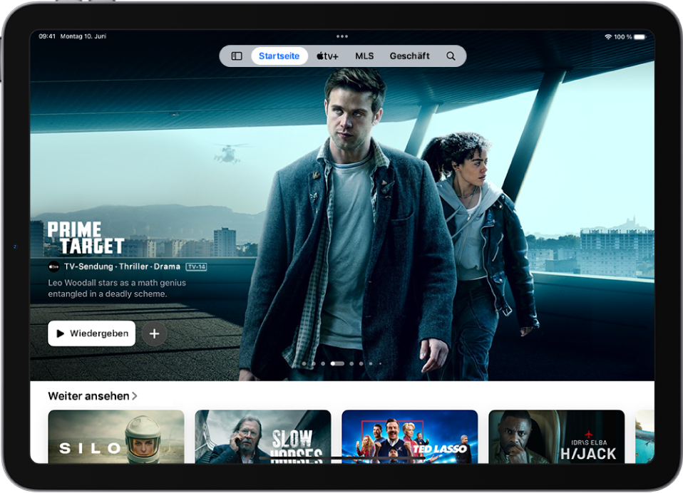 Der Tab „Startseite“ mit einem Apple Original in der Mitte über dem Bereich „Weiter ansehen“. Oben auf dem Bildschirm befinden sich (von links nach rechts) die Tabs „Startseite“, „Apple TV+“, „MLS“, „Store“ und „Suchen“.