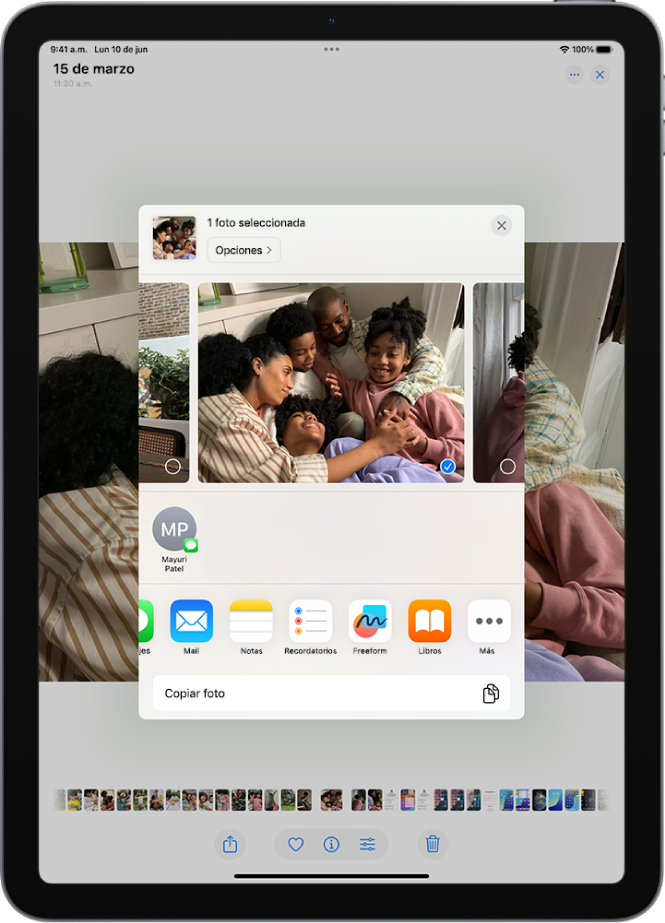 La pantalla para compartir una foto con las opciones para compartir inmediatamente debajo de esta. Estas opciones incluyen el botón Más, el cual permite editar las opciones.