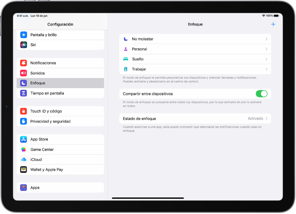 Una pantalla mostrando seis opciones de enfoque proporcionadas: No molestar, Al volante, Sin mensajes durante las llamadas, Sueño, Personal y Trabajo. El botón Compartir en todos los dispositivos está activado, lo que te permite usar la misma configuración de Enfoque en todos tus dispositivos Apple.