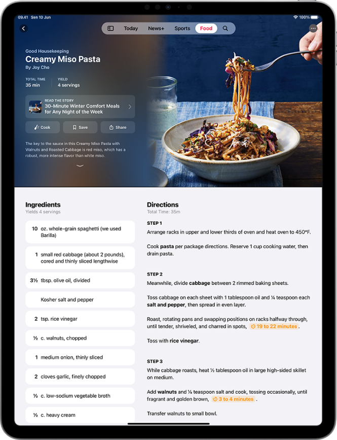 Resep di Apple News+ dengan bahan dan langkah-langkah yang terlihat, dan dua tombol timer.