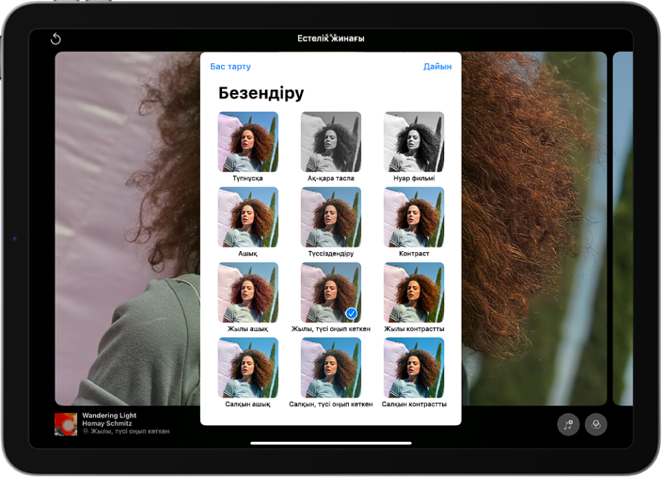 Естелік экранның ортасында ойнатылуда. Экранның төменгі жағында солдан оңға қарай — «Естеліктер жинақтары», «Фотолар» және «Фильм» түймелері. Жоғарғы оң жақта: «Дыбыс деңгейі», «Толығырақ» және «Жабу» түймелері. Жоғарғы сол жақта: естелік атауы және ойнатылып жатқан ән мен орындаушының аты.