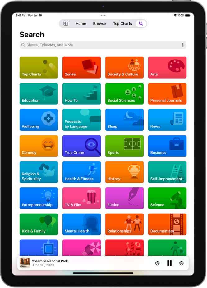 Lietotnes Podcasts ekrāns Search, kurā tiek rādītas aplādes kategorijas. Ekrāna apakšdaļā ir sērijas noformējums, sērijas nosaukums un pogas Rewind, Pause un Skip Forward.