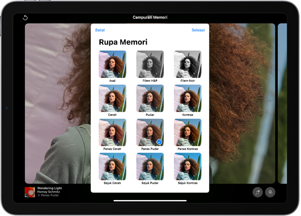 Memori dimainkan di bahagian tengah skrin. Di bahagian bawah skrin, dari kiri ke kanan ialah butang Campuran Memori, Foto dan Filem. Di bahagian kanan atas ialah butang Kelantangan, Lagi dan Tutup. Di bahagian kiri atas ialah tajuk memori dan nama lagu serta artis yang dimainkan.
