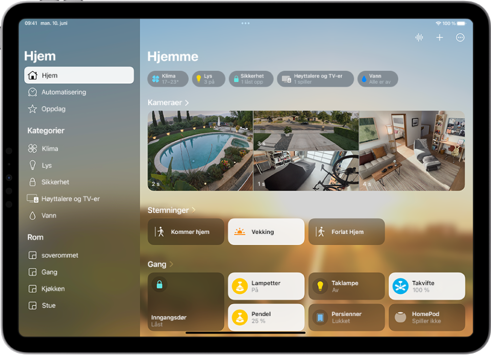 Hjem-appen med sidepanelet til venstre, som viser fanene Hjem, Automatisering og Oppdag øverst til venstre. Kategorier og Rom i hjemmet vises nedenfor. Til høyre for sidepanelet, øverst, vises knappene Interkom, Legg til og Flere valg. Kategori-knapper vises nær toppen. Under vises stemninger, kamerabilder og et rom med tilbehør.