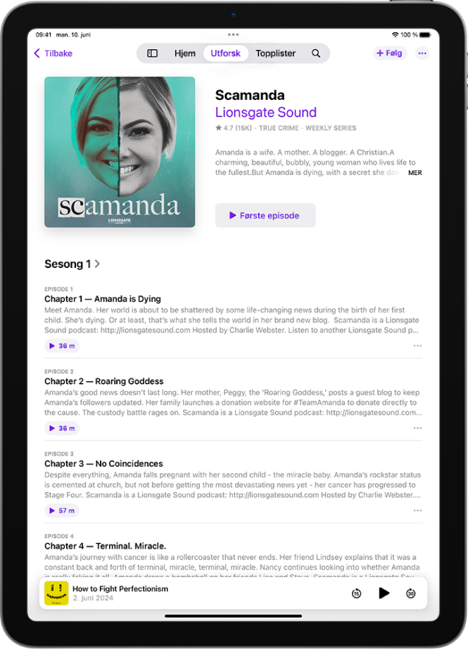En programside i Podkaster-appen viser en sesong med episoder med oppsummeringer av hvert kapittel, med avspilleren nederst.