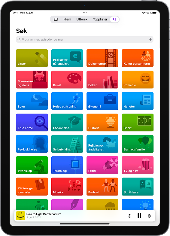 Søk-skjermen i Podkaster-appen som viser podkastkategorier. Nederst på skjermen er episodebildet, episodetittelen og Spol tilbake-, Pause- og Hopp framover-knappene.